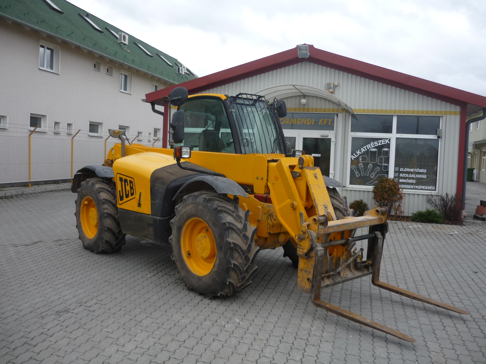 JCB teleszkópos szöveg 3.JPG